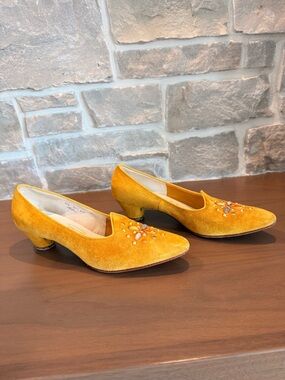 Vintage Suede Embellished Low Heel Pumps - Yellow